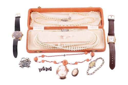 Lot 58 - A collection of jewellery items including...