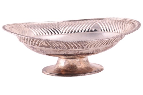 Lot A silver fruit bowl by Lee & Wigfull,...