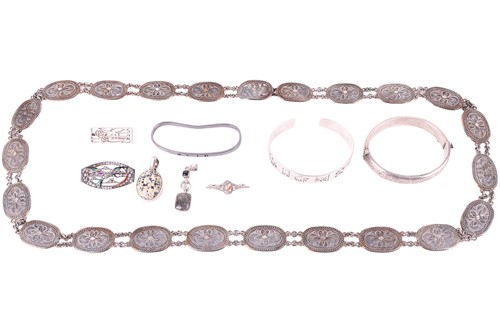 Lot 12 - A collection of jewellery, including a...
