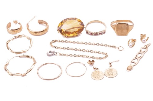 Lot 30 - A collection of jewellery items comprising an...
