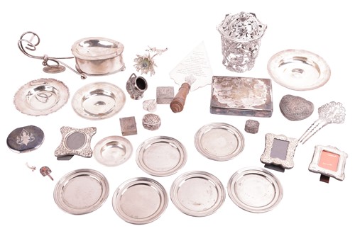 Lot 17 - A collection of small white metal items; to...
