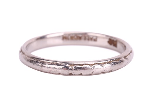 Lot 81 - A wedding band engraved with foliage design, D-...