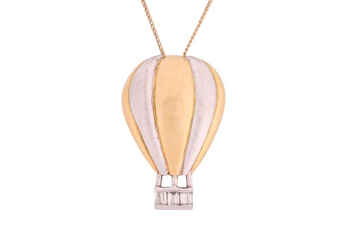 Lot 47 - A two-toned hot air balloon pendant on chain,...