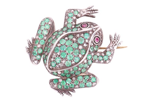 Lot 28 - A frog brooch set with emeralds, diamonds and...