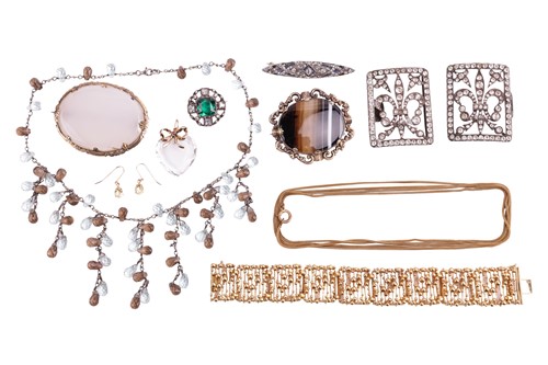 Lot 37 - A small collection of costume jewellery; to...