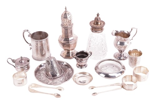 Lot 35 - A small collection of miscellaneous items; to...