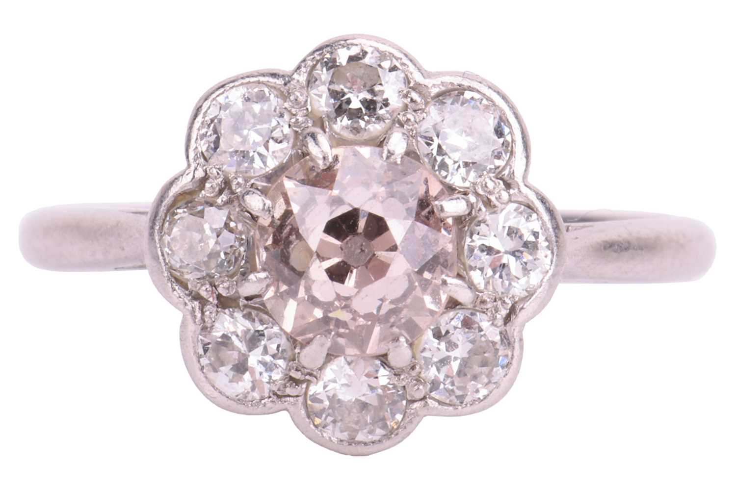 Lot 48 - An Edwardian diamond daisy cluster ring,...