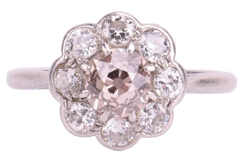 Lot 45 - An Edwardian diamond daisy cluster ring,...