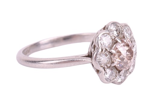 Lot 48 - An Edwardian diamond daisy cluster ring,...