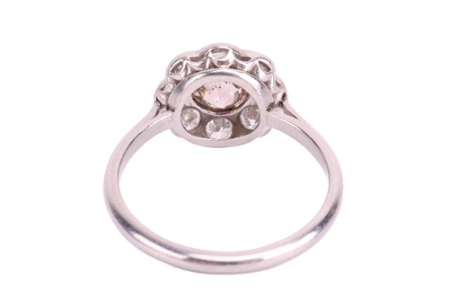 Lot 48 - An Edwardian diamond daisy cluster ring,...