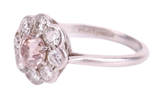 Lot 48 - An Edwardian diamond daisy cluster ring,...