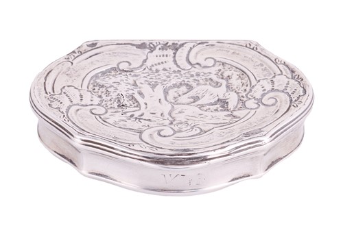 Lot 271 - A George II silver snuff box by Robert Collier,...