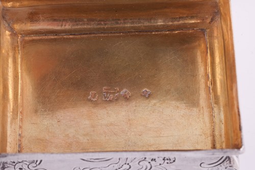 Lot 281 - A George II silver snuff box by William...