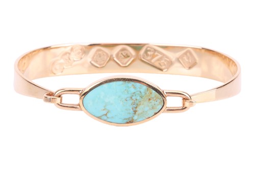 Lot 91 - A turquoise-set bangle in 9ct yellow gold,...