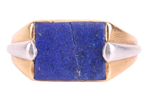 Lot 91 - A lapis lazuli signet ring, featuring a...