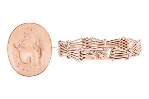 Lot 125 - A Victorian lava cameo brooch and a gate link...