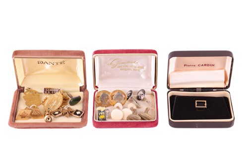 Lot 3 - A collection of jewellery items including a...