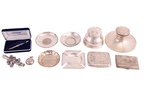 Lot 31 - A mixed collection of desk items; including...