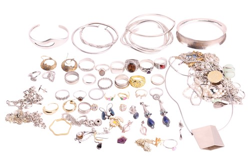 Lot 33 - A quantity of white metal jewellery, including...