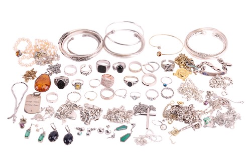 Lot 34 - A large quantity of jewellery items, including...