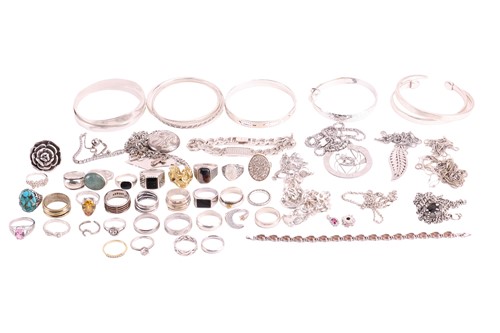 Lot 35 - A quantity of miscellaneous jewellery items,...
