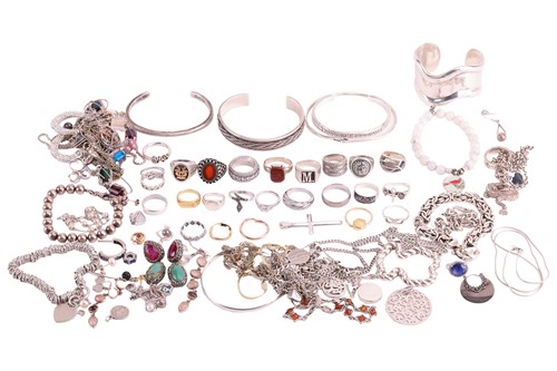 Lot 39 - A large quantity of white metal jewellery; to...