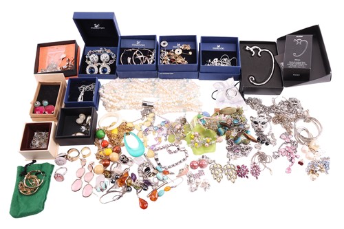 Lot 107 - A large quantity of costume jewellery to...