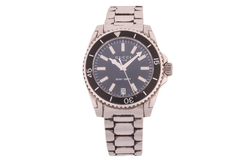 Lot 111 - A Gucci Dive quartz lady's wristwatch Model:...