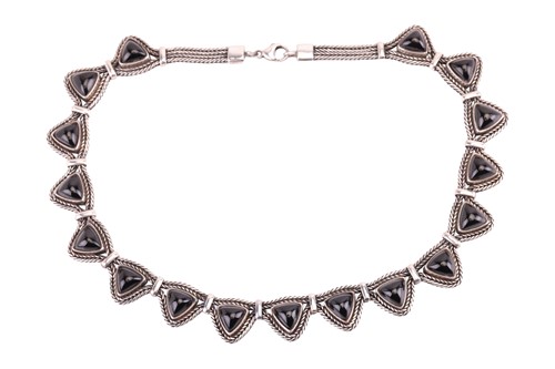 Lot 101 - A silver necklace set with 17 triangular...