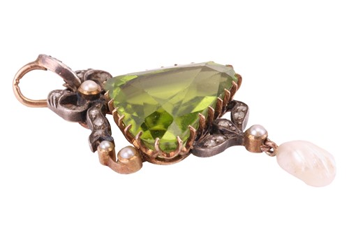 Lot 8 - A Late Victorian peridot and pearl pendant,...