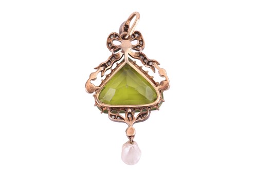 Lot 8 - A Late Victorian peridot and pearl pendant,...