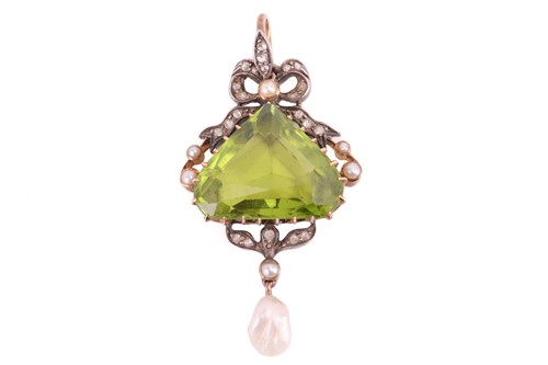 Lot 8 - A Late Victorian peridot and pearl pendant,...