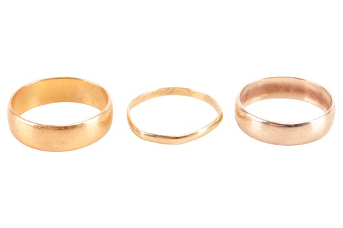 Lot 125 - Three yellow metal rings comprising a  9ct...