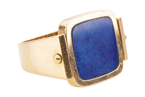 Lot 96 - A swivel dress ring set with lapis lazuli; the...