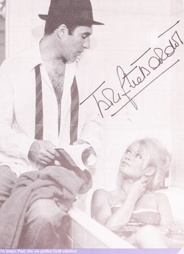 Lot 69 - A mixed collection of autographs from...