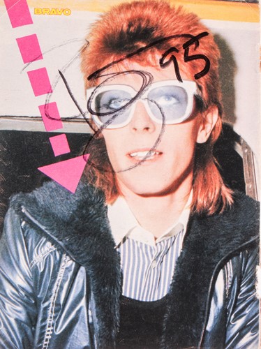 Lot 69 - A mixed collection of autographs from...