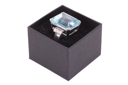 Lot 23 - A large aquamarine cocktail ring in 18ct white...