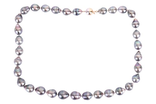 Lot 33 - A graduated Tahitian baroque pearl necklace,...