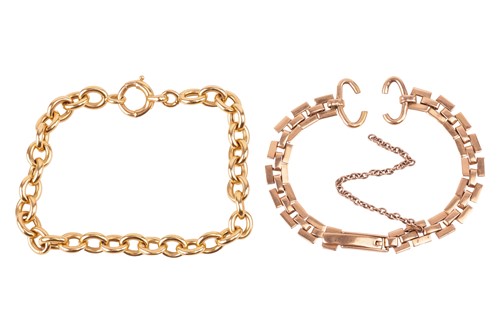 Lot 137 - A cable-link chain with spring-ring clasp,...