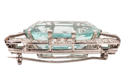 Lot 129 - An Art Deco aquamarine and diamond brooch,...