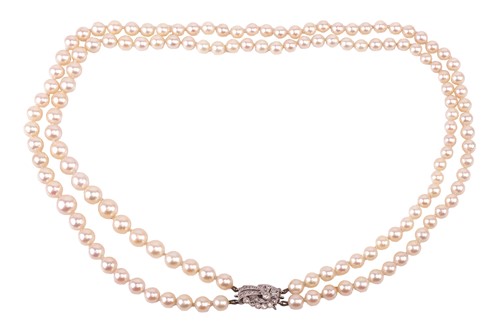 Lot 49 - A double-strand cultured pearl and diamond...