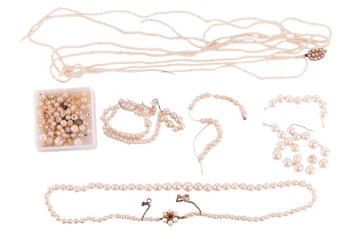 Lot 23 - A small quantity of pearls unstrung, a three...