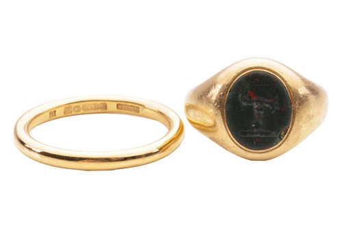 Lot 13 - A bloodstone signet ring and a 9ct gold...