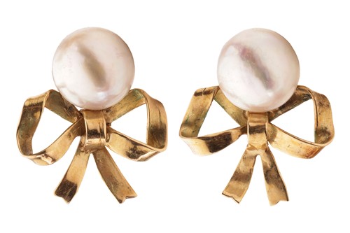 Lot 39 - A pair of mabé pearl earrings, each 10.7mm...