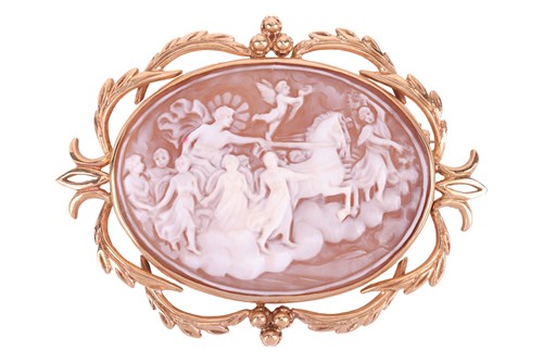 Lot 22 - A shell cameo brooch in 9ct gold, depicting...