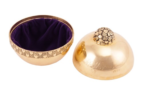 Lot 160 - An 18ct gold trinket box of orb form, to...