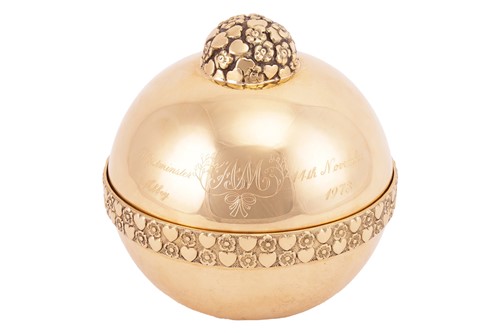 Lot 160 - An 18ct gold trinket box of orb form, to...