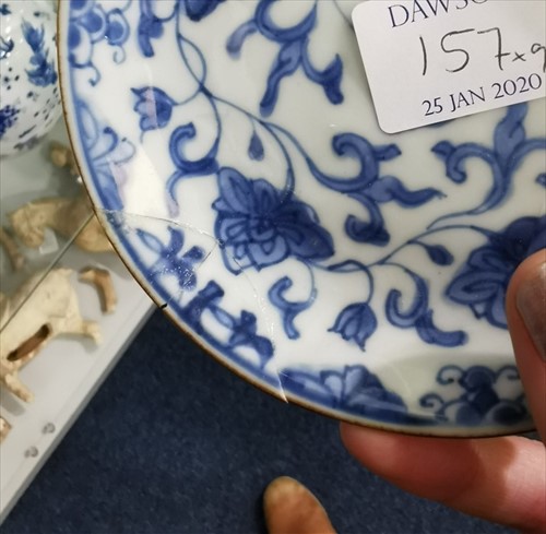 Lot 157 - A group of Chinese and other porcelain items...