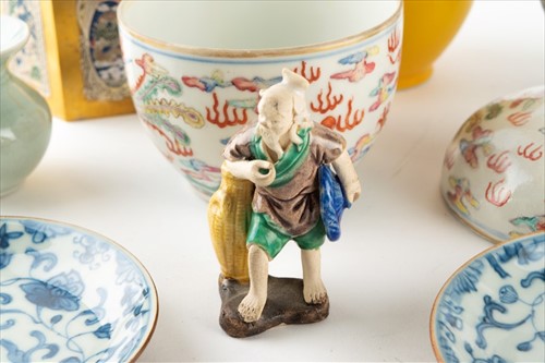Lot 157 - A group of Chinese and other porcelain items...