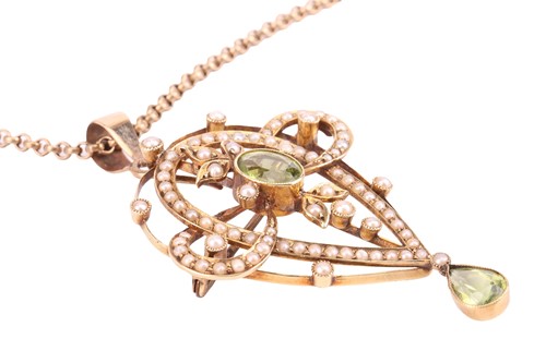 Lot 113 - An Edwardian peridot and seed pearl guirlande...